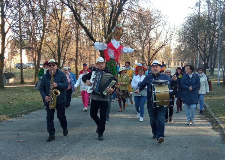Seniorzy witają wiosnę w Nowej Dębie