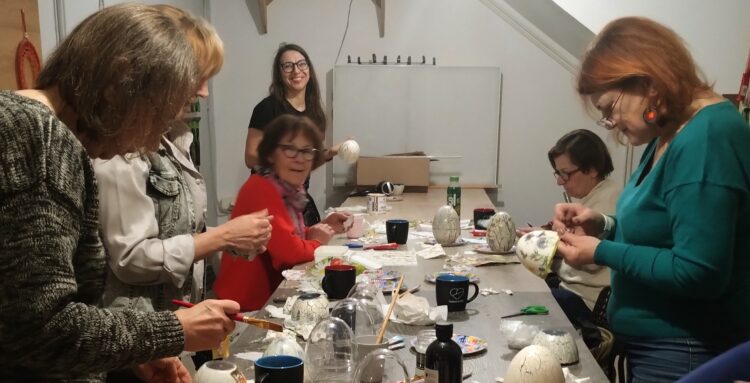 Świąteczne warsztaty dla seniorów w Kawiarence Naprawczej 1 - Polskie Radio Rzeszów Świąteczne warsztaty dla seniorów w Kawiarence Naprawczej