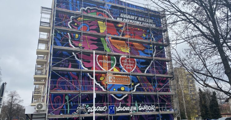 Mieszkańcy zapragnęli mieć mural z logo WOŚP. Właśnie powstaje na rzeszowskim bloku