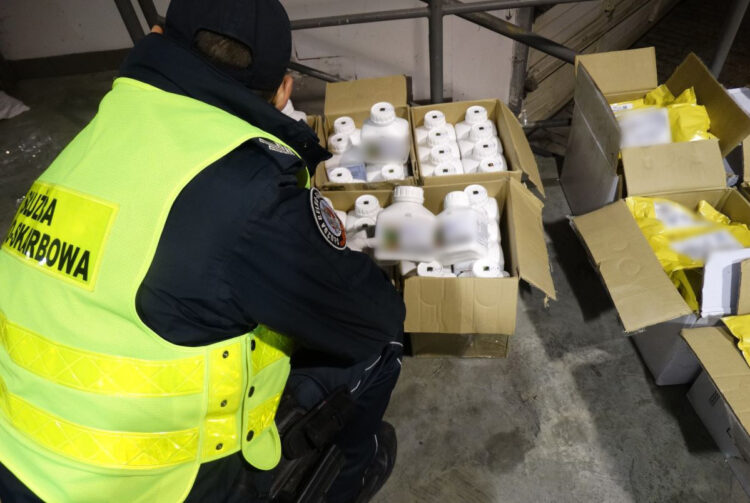 Podkarpacka KAS zatrzymała ponad 400 kg nielegalnych środków ochrony roślin
