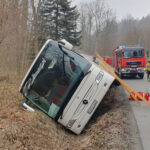 Autobus z pasażerami wjechał do rowu i się przewrócił (zdjęcia, aktualizacja) 4 - Polskie Radio Rzeszów Autobus z pasażerami wjechał do rowu i się przewrócił (zdjęcia, aktualizacja) - Polskie Radio Rzeszów