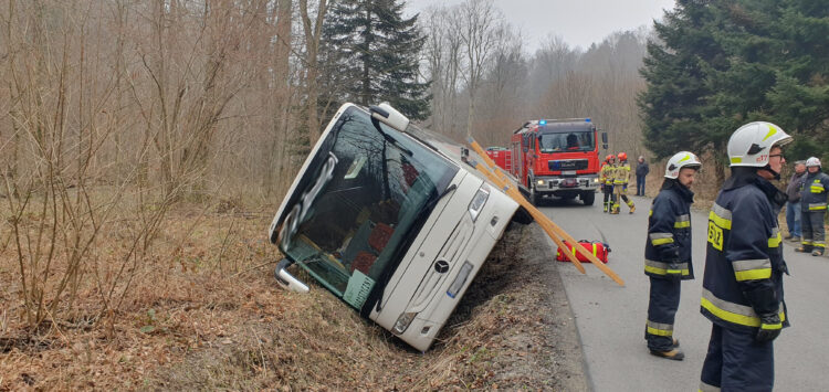 Autobus z pasażerami wjechał do rowu i się przewrócił (zdjęcia, aktualizacja)