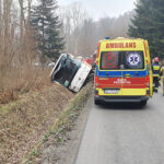 Autobus z pasażerami wjechał do rowu i się przewrócił (zdjęcia, aktualizacja) 7 - Polskie Radio Rzeszów Autobus z pasażerami wjechał do rowu i się przewrócił (zdjęcia, aktualizacja) - Polskie Radio Rzeszów
