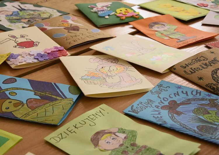 Świąteczna kartka dla żołnierzy 1 - Polskie Radio Rzeszów Fot. A. Sokołanko