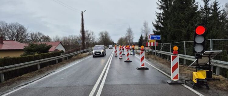 Trwa remont mostu w Nowej Sarzynie. Wprowadzono ruch wahadłowy 1 - Polskie Radio Rzeszów Trwa remont mostu w Nowej Sarzynie. Wprowadzono ruch wahadłowy