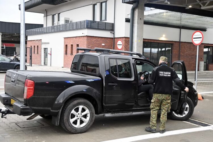 Straż graniczna odzyskała kradzione auta i rower 1 - Polskie Radio Rzeszów Straż graniczna odzyskała kradzione auta i rower