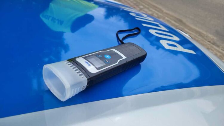 Poszukiwany mężczyzna spał na klatce schodowej