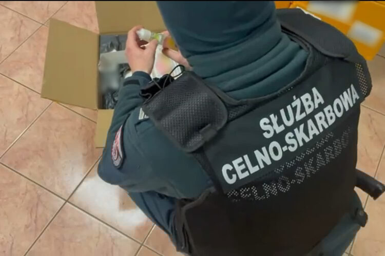 Osiem tys. opakowań z płynem do e-papierosów zatrzymała KAS 1 - Polskie Radio Rzeszów Osiem tys. opakowań z płynem do e-papierosów zatrzymała KAS