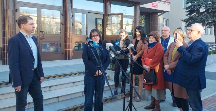 Kandydat na prezydenta w obronie zwolnionych pracownic urzędu