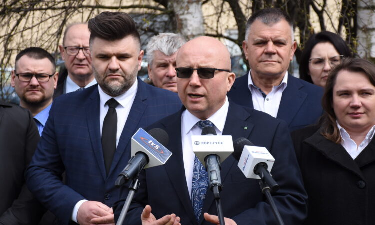 Poseł Adam Dziedzic otworzył biuro w Ropczycach 1 - Polskie Radio Rzeszów Poseł Adam Dziedzic otworzył biuro w Ropczycach