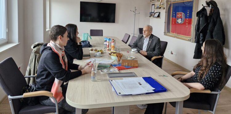 Zagadkami zachęcają turystów