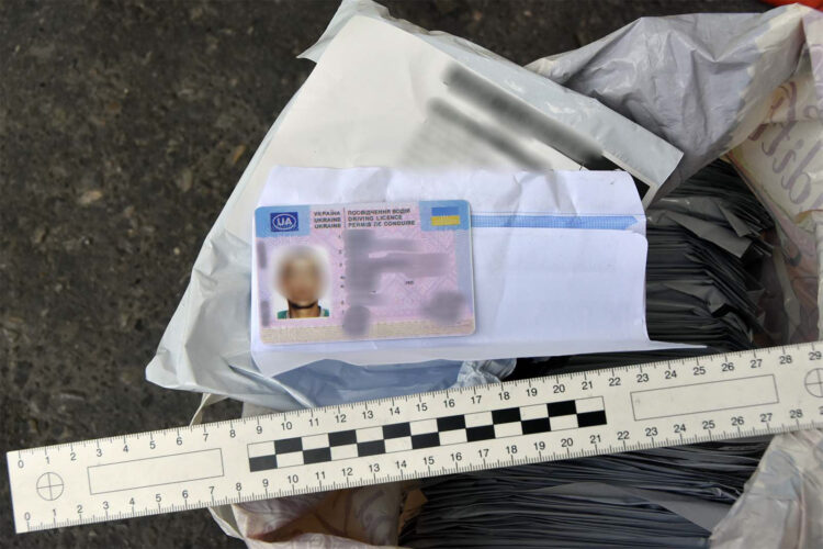 Przerobione prawa jazdy ukryte w chipsach 1 - Polskie Radio Rzeszów Przerobione prawa jazdy ukryte w chipsach