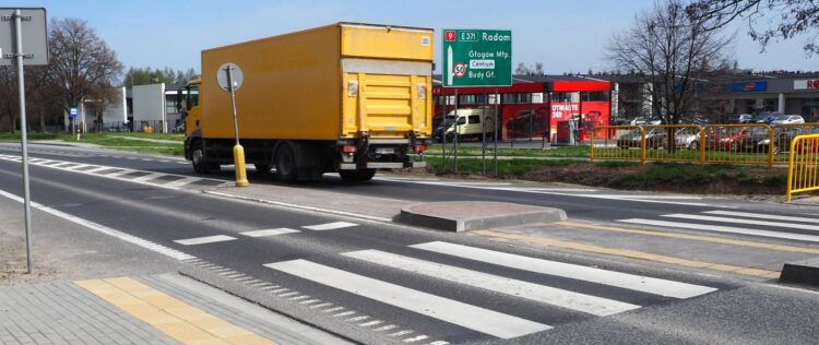 Bezpieczniejsze przejścia w Głogowie Małopolskim. Nowe oświetlenie i chodnik