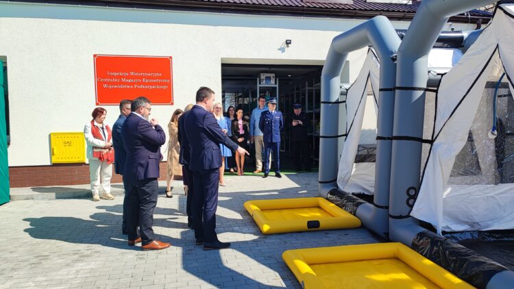 Pierwszy w kraju magazyn sprzętu do walki z chorobami zakaźnymi zwierząt 1 - Polskie Radio Rzeszów Pierwszy w kraju magazyn sprzętu do walki z chorobami zakaźnymi zwierząt