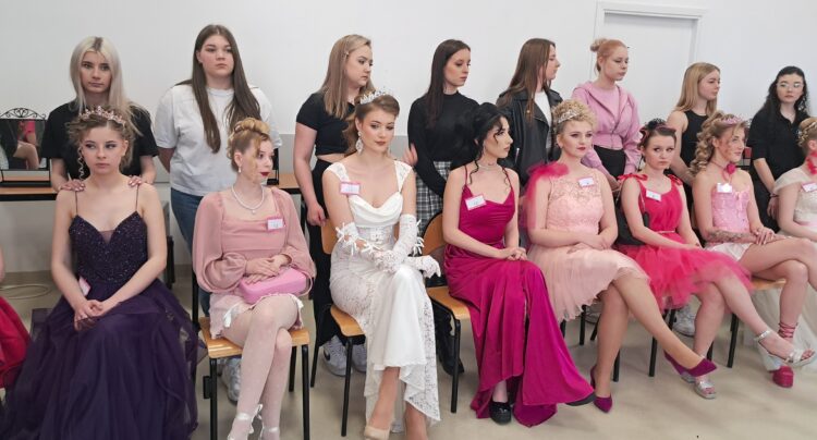 Barbie na wybiegu. Uczennice z Podkarpacia pokazały najnowsze stylizacje (zdjęcia, video)
