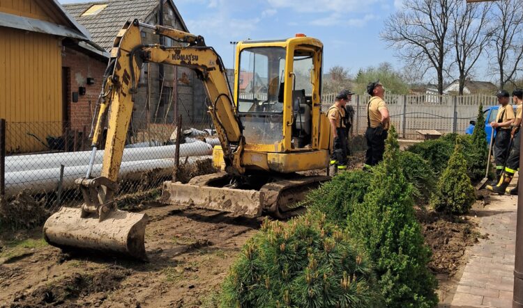 Terytorialsi, strażacy, policjanci i wolontariusze sprzątają Pawłosiów (wideo, zdjęcia)