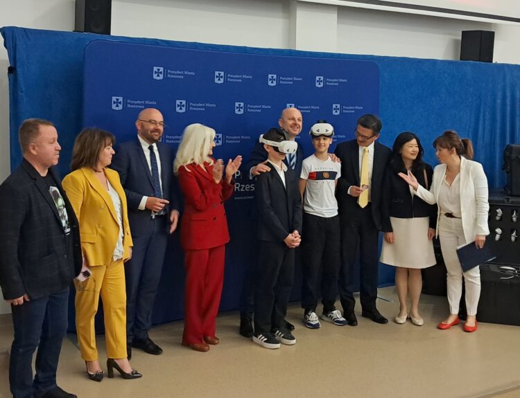 280 gogli VR dla rzeszowskich szkół. Innowacyjne wsparcie dla uczniów z Polski i Ukrainy