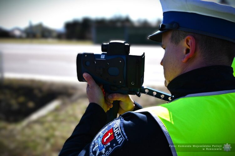 Więcej policyjnych patroli na drogach
