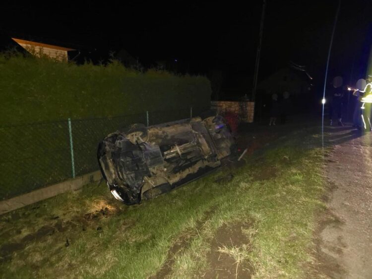 Dachowanie volkswagena w Humniskach. Kierowca był pijany i bez prawa jazdy