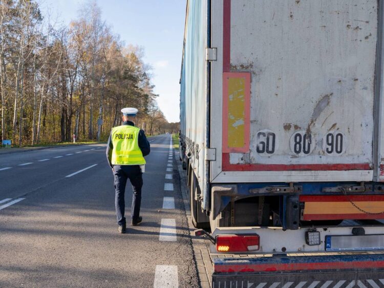 Pijany kierowca ciężarówki zatrzymany w Brzózie Królewskiej, miał 2 promile