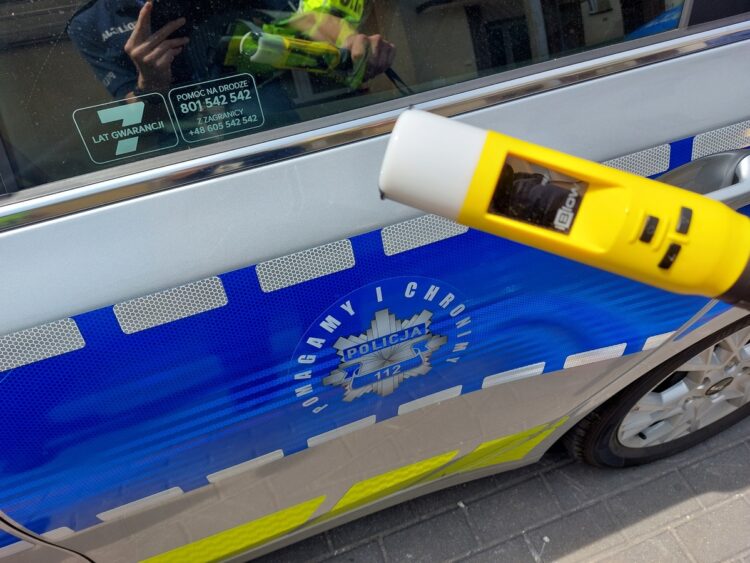 Pijana 52-latka wjechała w znak. Świadkowie przerwali jej dalszą jazdę 1 - Polskie Radio Rzeszów Pijana 52-latka wjechała w znak. Świadkowie przerwali jej dalszą jazdę