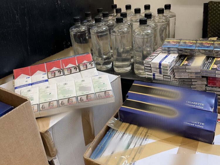 Sprzedawała nielegalne papierosy i alkohol. Emerytka z Tarnobrzega zatrzymana 1 - Polskie Radio Rzeszów Sprzedawała nielegalne papierosy i alkohol. Emerytka z Tarnobrzega zatrzymana