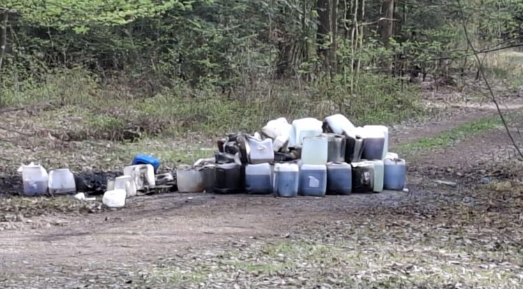 Policja szuka właściciela podpalonych w lesie beczek z chemikaliami