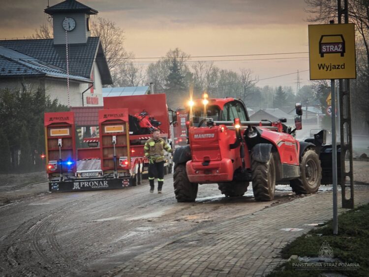 Do Pawłosiowa wraca ciężki sprzęt, by usuwać skutki piątkowej nawałnicy