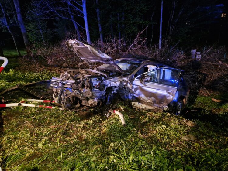 Czołowe zderzenie dwóch aut w Iwoniczu. Jedna osoba zakleszczona w pojeździe (zdjęcia) 1 - Polskie Radio Rzeszów Czołowe zderzenie dwóch aut w Iwoniczu. Jedna osoba zakleszczona w pojeździe (zdjęcia)