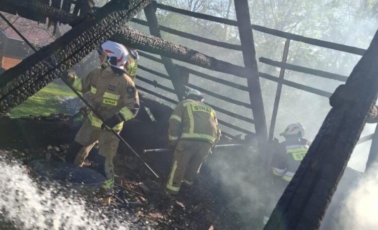 Pożar drewnianego budynku w Sieteszy: Strażacy w akcji