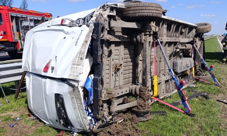 Wypadek na A4: Dachowanie busa w Chłopicach