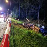 Czołowe zderzenie dwóch aut w Iwoniczu. Jedna osoba zakleszczona w pojeździe (zdjęcia) 6 - Polskie Radio Rzeszów Czołowe zderzenie dwóch aut w Iwoniczu. Jedna osoba zakleszczona w pojeździe (zdjęcia) - Polskie Radio Rzeszów