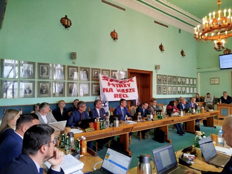 Burzliwa sesja Rady Miasta Sanoka 1 - Polskie Radio Rzeszów Burzliwa sesja Rady Miasta Sanoka