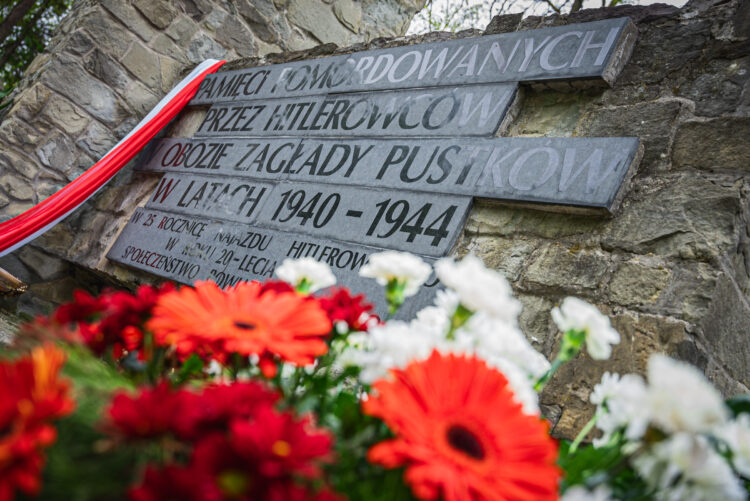 Uroczystości na Górze Śmierci w Paszczynie. Hołd dla ofiar obozu w Pustkowie 1 - Polskie Radio Rzeszów Uroczystości na Górze Śmierci w Paszczynie. Hołd dla ofiar obozu w Pustkowie