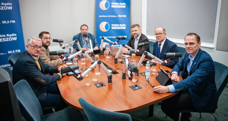 Relokacja wojsk a bezpieczeństwo regionu w "Podkarpackim panelu politycznym" 1 - Polskie Radio Rzeszów Relokacja wojsk a bezpieczeństwo regionu w „Podkarpackim panelu politycznym”