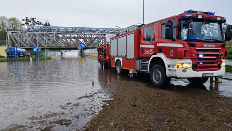 Ulewa nad Przemyślem i Jarosławiem – zalane ulice, brak prądu i połamane drzewa (aktualizacja)