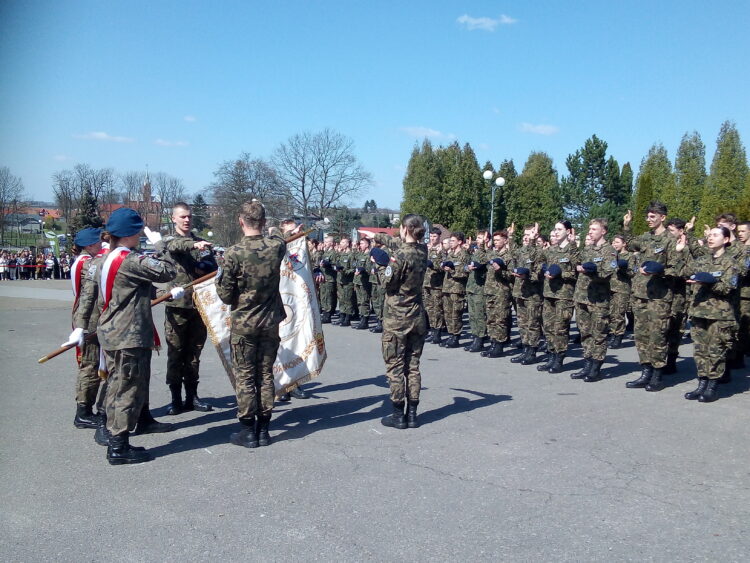 Założyli mundur. Przybywa kadetów w Miejscu Piastowym
