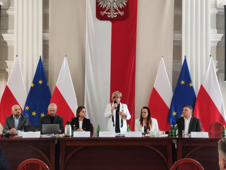 Jak gminy mogą chronić się przed skutkami zmian klimatu? Spotkanie samorządowców z resortem środowiska 1 - Polskie Radio Rzeszów Jak gminy mogą chronić się przed skutkami zmian klimatu? Spotkanie samorządowców z resortem środowiska