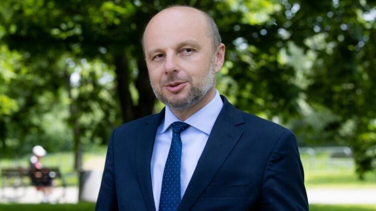 Szefowie klubów PiS i KO rok po wyborach ostrożni w ocenie K. Fijołka