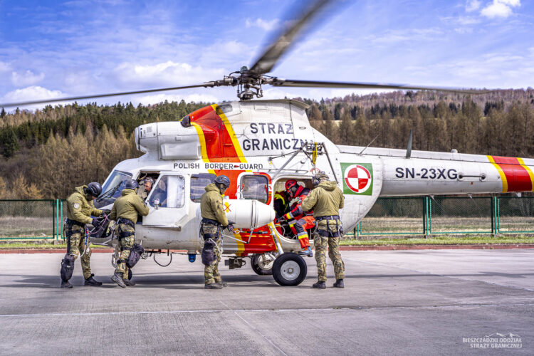 Śmigłowiec nad Bieszczadami. Służby ćwiczyły w ekstremalnych warunkach
