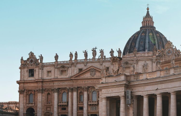 Tłumy wiernych i turystów w Rzymie. Ponad 400 tys. przybyło na pożegnanie papieża Franciszka