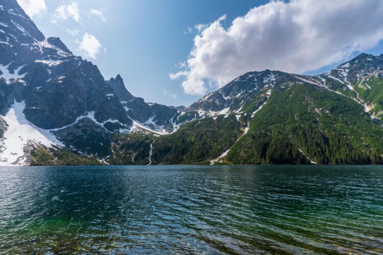 Topniejący lód odsłania śmieci na Morskim Oku 1 - Polskie Radio Rzeszów Topniejący lód odsłania śmieci na Morskim Oku