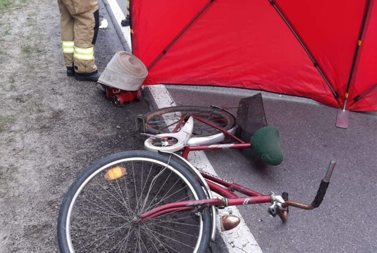 Śmiertelny wypadek w Majdanie Sieniawskim. Rowerzysta zginął po potrąceniu przez samochód