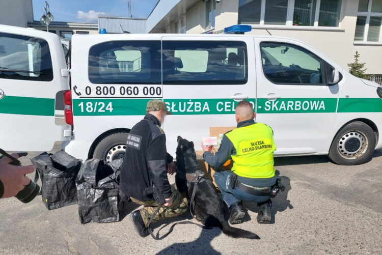 Dwa autokary, setki sztuk nielegalnego towaru na granicy