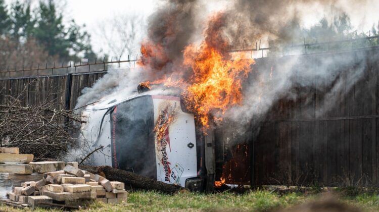 Spłonął rajdowy samochód. Ruszyła zbiórka, by pomóc zawodnikom wrócić na trasę