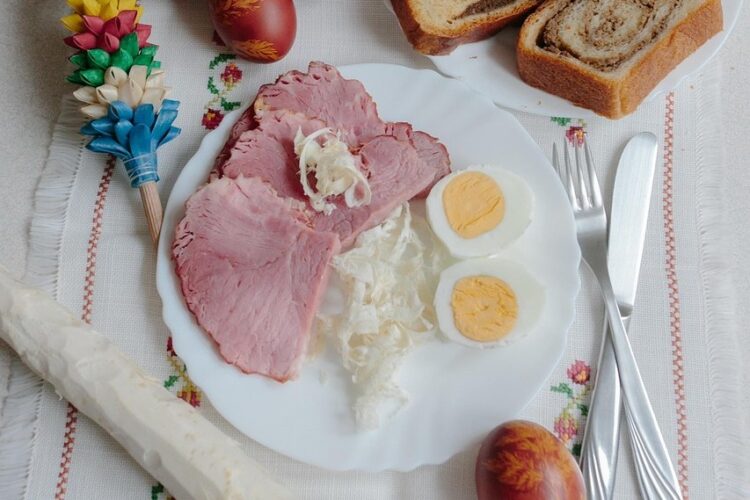 Śniadanie wielkanocne. Co gości na naszych stołach? (sonda)
