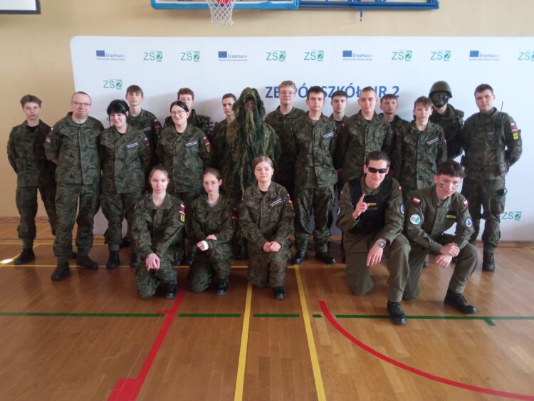 Młodzież z Nowej Dęby w pilotażowym projekcie obronnym 1 - Polskie Radio Rzeszów Młodzież z Nowej Dęby w pilotażowym projekcie obronnym