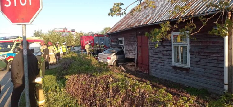 Zderzenie samochodów na DK9. Auto wbiło się w dom, jedna osoba ranna (aktualizacja)