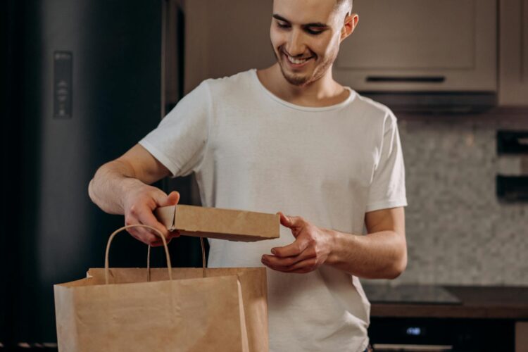 Badanie: mężczyźni częściej niż kobiety pozwalają sobie na spontaniczne zakupy