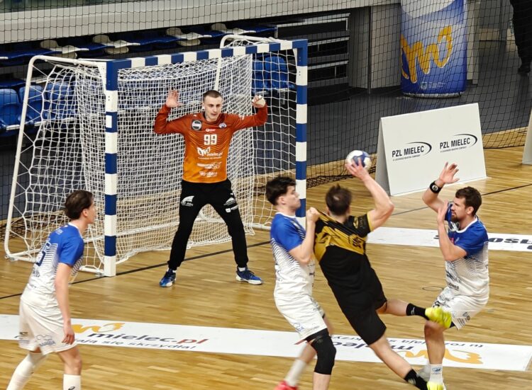 Pewna wygrana Handball Stali Mielec w prezencie świątecznym dla wiernych kibiców 1 - Polskie Radio Rzeszów Pewna wygrana Handball Stali Mielec w prezencie świątecznym dla wiernych kibiców